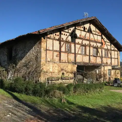 Caserío tradicional vizcaíno: troncalidad y Derecho Foral de Bizkaia en las herencias