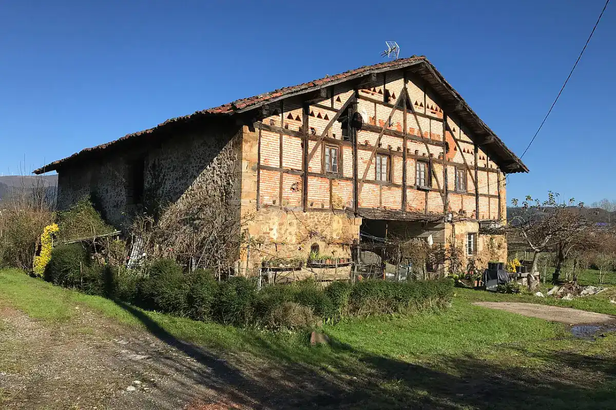 Caserío tradicional vizcaíno: troncalidad y Derecho Foral de Bizkaia en las herencias